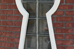 Keyhole shaped window