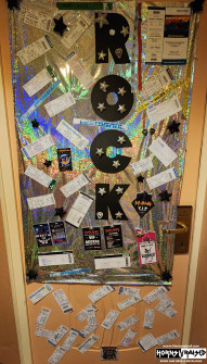 Cabin door decoration contest