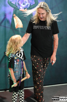Nicko McBrain after show photo experience